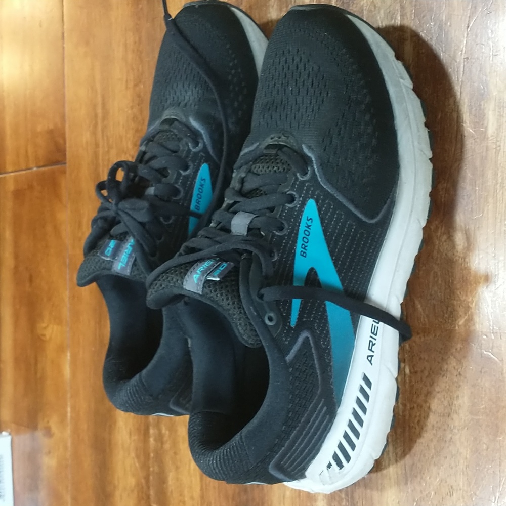 Brooks Ariel 20 running shoes